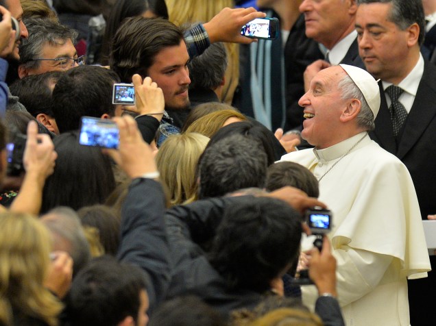 Papa Francisco cumprimenta pessoas no final de sua audiência geral no Vaticano