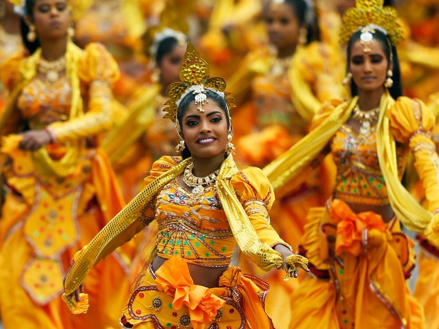 Dançarinas são fotografadas durante desfile para comemorar o Dia da Independência do Sri Lanka, nesta quarta-feira (4), em Colombo, capital do país