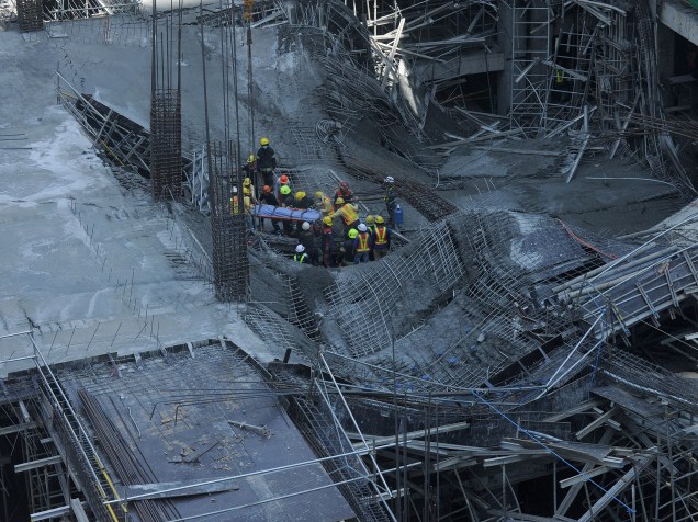 Equipe de resgate retira corpo de vítima após desabamento de um canteiro de obras em Manila, capital das Filipinas