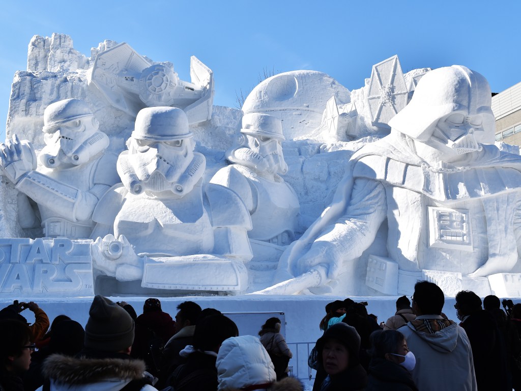 Visitantes observam uma escultura feita em neve com o tema "Star Wars", no Festival de Neve de Sapporo, no Japão, nesta quinta-feira (05). O evento acontece até o dia 11 de fevereiro e deve apresentar 204 esculturas de gelo e neve em três locais
