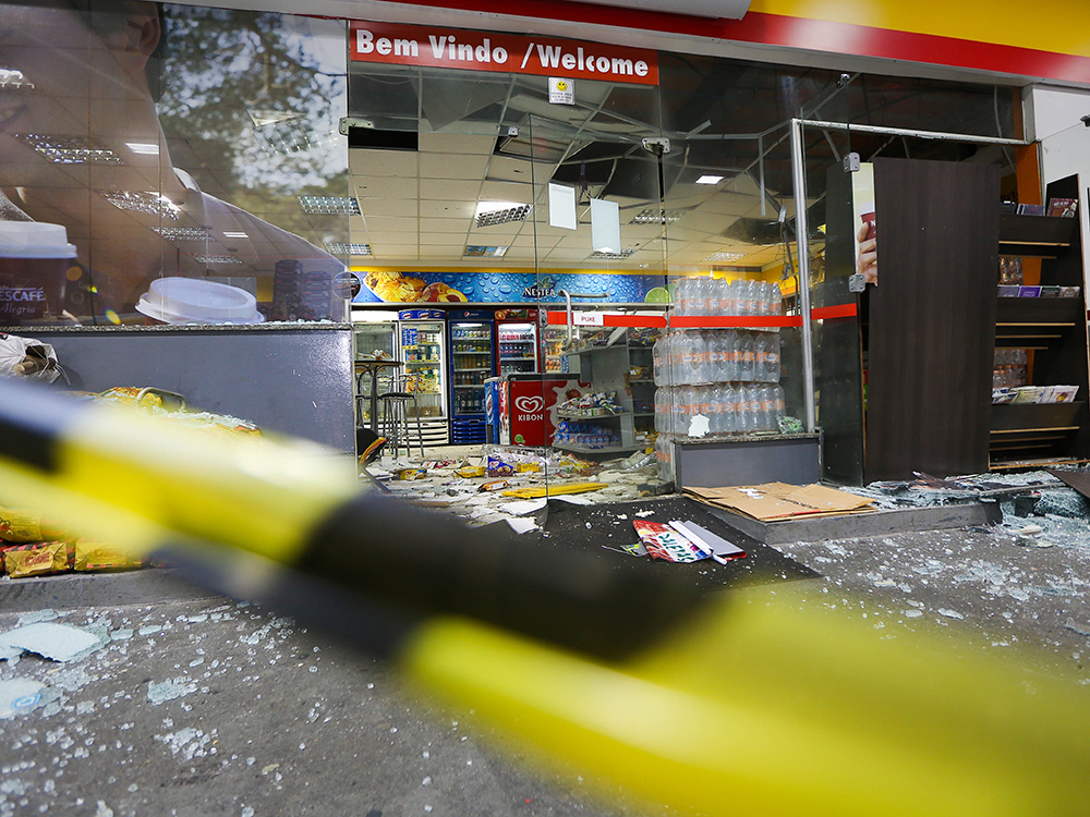 Um grupo de criminosos explodiu na madrugada desta quinta-feira (5) um caixa eletrônico dentro de uma loja de conveniência em um posto de gasolina na zona sul de São Paulo