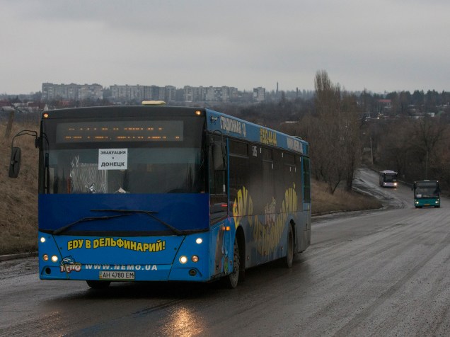 Ônibus vazios, destinados à evacuação de civis desabrigados da vila ucraniana de Debaltseve, são conduzidos à cidade, controlada por tropas governistas, mas cercada por separatistas russos que avançam em direção ao povoado no leste da Ucrânia