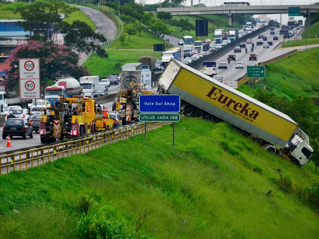 Acidente envolvendo um caminhão na via Dutra, altura do km 146, em São José dos Campos (SP), nesta sexta-feira. Segundo a Polícia Rodoviária Federal (PRF), o caminhão foi fechado por um veículo de passeio. O congestionamento chega a 20 km nos dois sentidos