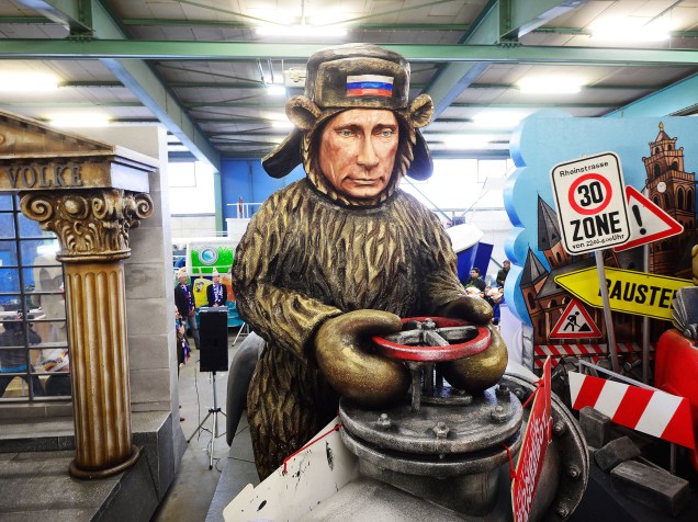 Carro alegórico satirizando o presidente russo Vladimir Putin é visto durante os preparativos para o carnaval de Mainz, na Alemanha, conhecido por zombar de políticos e celebridades - 10/02/2015