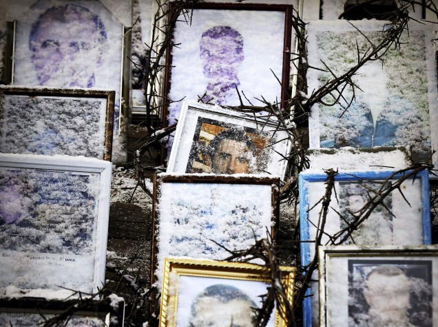 Fotos, velas e altares com flores colocados em memória aos mais de cem manifestantes mortos em protestos e tumultos violentos que eclodiram em fevereiro de 2014, permanecem na Praça independência, em Kiev - 10/02/2015