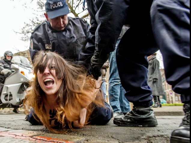 No norte da França, integrante do grupo Femen é presa durante protesto na chegada do ex-chefe do FMI Dominique Strauss-Kahn a um tribunal em Lille