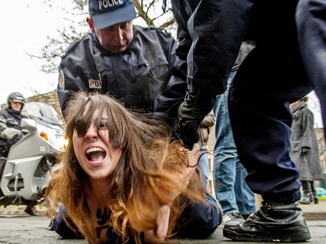No norte da França, integrante do grupo Femen foi presa durante protesto na chegada do ex-chefe do FMI Dominique Strauss-Kahn a um tribunal em Lille