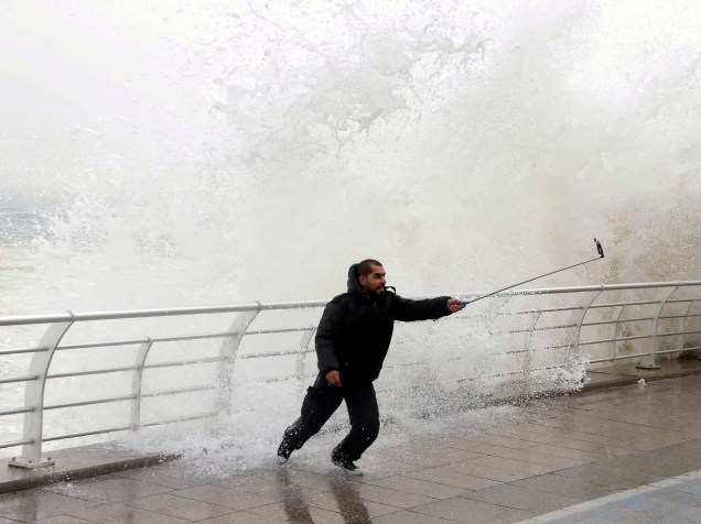 Homem tira uma selfie durante uma tempestade em Corniche, um calçadão à beira-mar, em Beirute, no Líbano - 11/02/2015