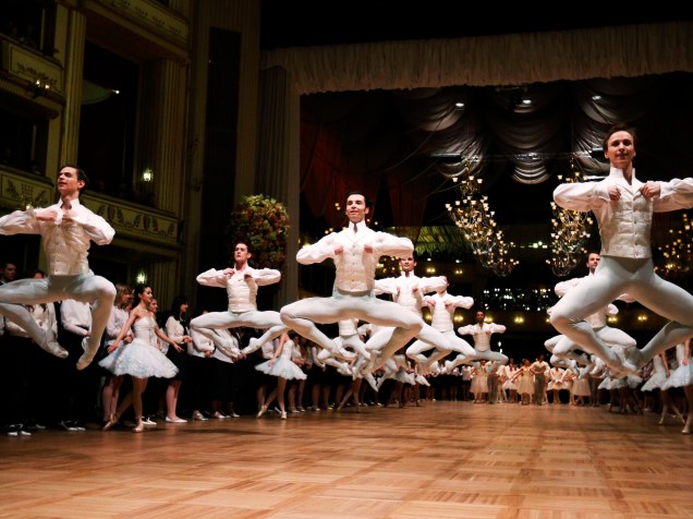 Dançarinos do balé da ópera do estado realizar Durante um ensaio geral para o Baile da Ópera de Viena