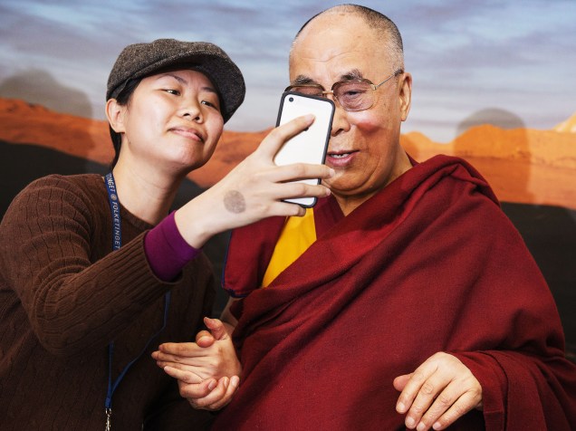 O líder espiritual do budismo tibetano, Dalai Lama, posa para uma selfie com um jornalista durante a entrevista coletiva em Copenhague, na Dinamarca - 11/02/2015