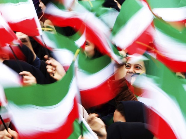 Estudantes agitam bandeiras iranianas durante uma cerimônia em comemoração ao 36º aniversário da vitória da Revolução Islâmica, em 1979, que derrubou o último xá do Irã, Mohammed Reza Pahlevi, em Teerã - 11/02/2015