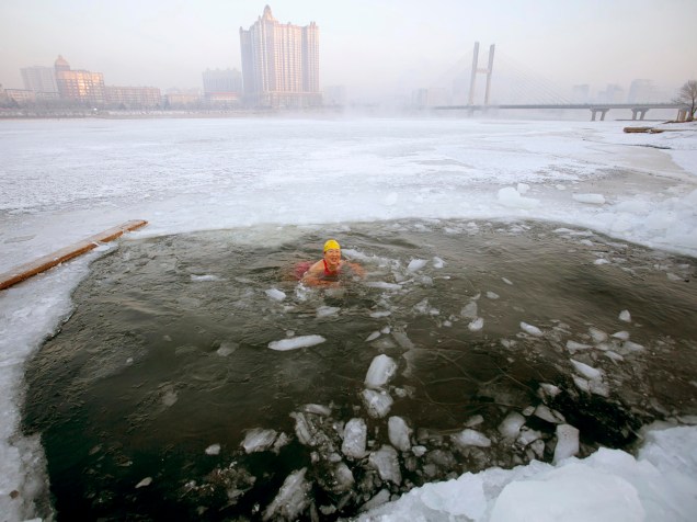 Mulher nada no rio Songhua após quebrar parte da camada de gelo em Jilin, na China