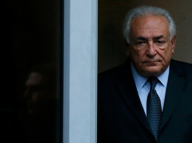 O ex-chefe do FMI Dominique Strauss-Kahn deixa um hotel a caminho da corte onde é julgado em Lille, na França. Ele e outras 13 pessoas estão sendo julgadas por crimes sexuais, inclusive a contratação de prostitutas