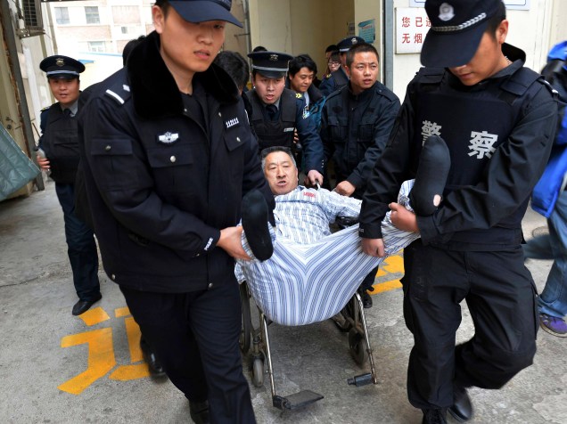 Polícia retira homem que se recusava a sair de hospital há 3 anos em Pequim, na China