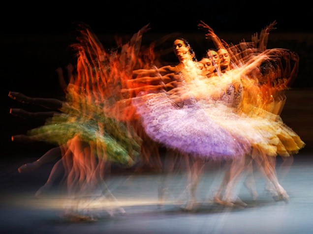 Bailarinas do grupo Berlin State Ballet durante ensaios finais de A Bela Adormecida de Tchaikovsky, coreografada por Nacho Duato, em Berlim, Alemanha