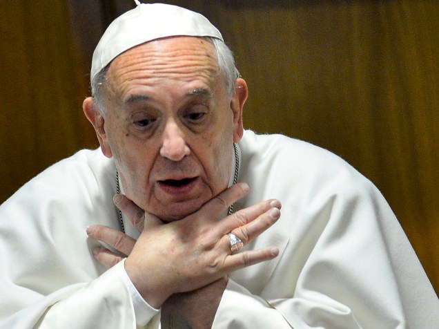 No Vaticano, papa Francisco gesticula na reunião em que serão nomeados novos cardeais