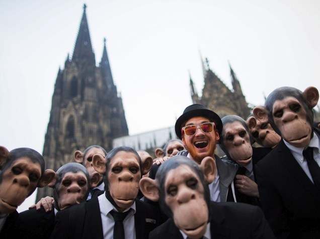 Foliões com máscaras de macaco durante no Carnaval em Colônia, na Alemanha