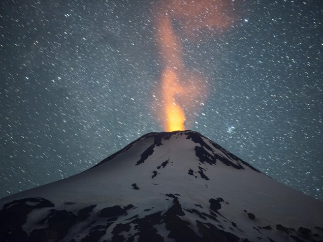 Fotografia de 14 de fevereiro mostra o vulcão Villarrica na região de La Araucanía, ao sul de Santiago, no Chile