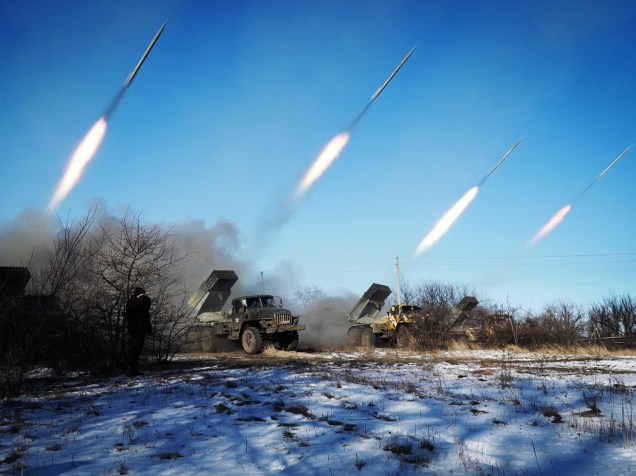 Veículos militares de rebeldes pró-Rússia lançam mísseis a partir da cidade ucraniana oriental de Gorlivka, região de Donetsk - 18/02/2015