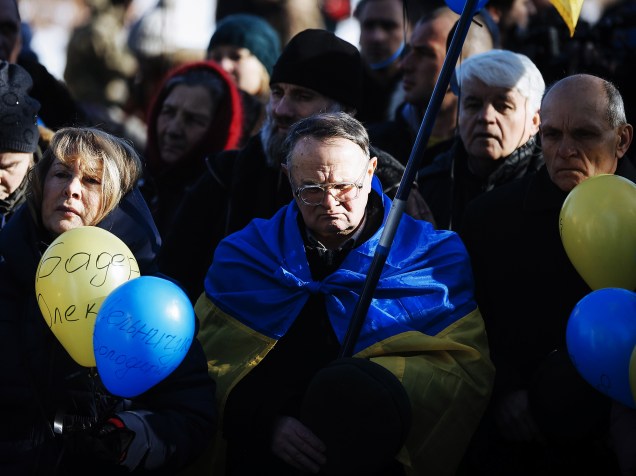 Ucranianos homenageiam ativistas mortos há um ano, durante protesto anti-governamental, na Praça da Independência em Kiev