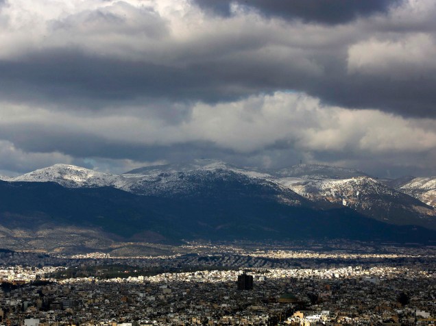 Vista de neve sob montanhas ao norte da cidade de Atenas, na Grécia, é vista de cima da montanha Acropolis