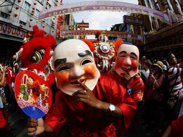 Dançarinos mascarados participam do tradicional desfile do Ano Novo Lunar nas ruas da Chinatown em Bangcoc, na Tailândia - 19/02/2015