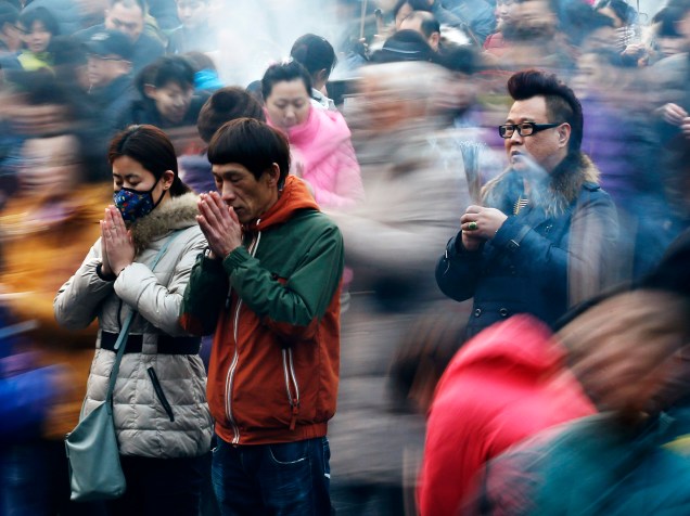 Pessoas fazem orações no primeiro dia do Ano Novo Lunar chinês no templo Yonghegong Lama, em Pequim - 19/02/2015