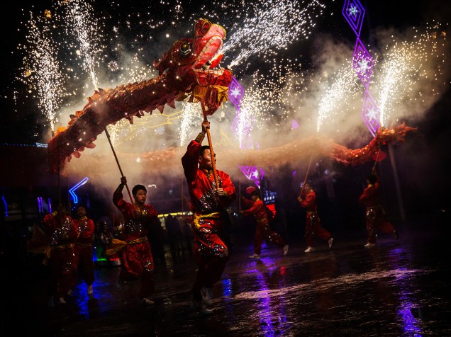 Artistas fazem apresentação da dança do dragão em um parque de diversões durante as celebrações do Ano Novo Lunar, em Pequim, na China - 19/02/2015