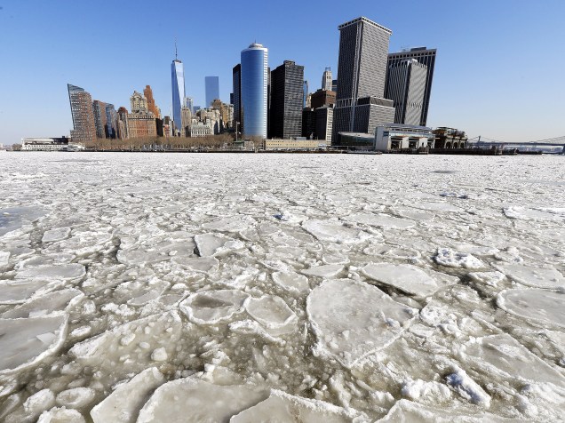 Vista da parte sul da ilha de Manhattan, em Nova York, a partir da balsa de Staten Island, mostra a quantidade de placas de gelo no East River que interrompeu o serviço de balsas entre os distritos de Manhattan, Brooklyn e Queens - 25/02/2015