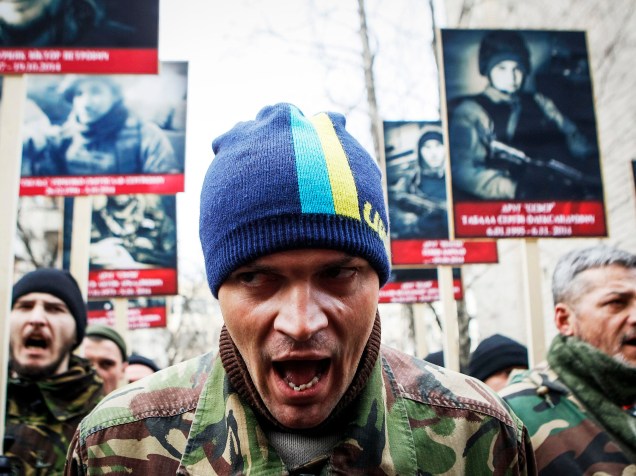 Ativistas participam de um protesto anti-governo em Kiev, na Ucrânia - 25/02/2015