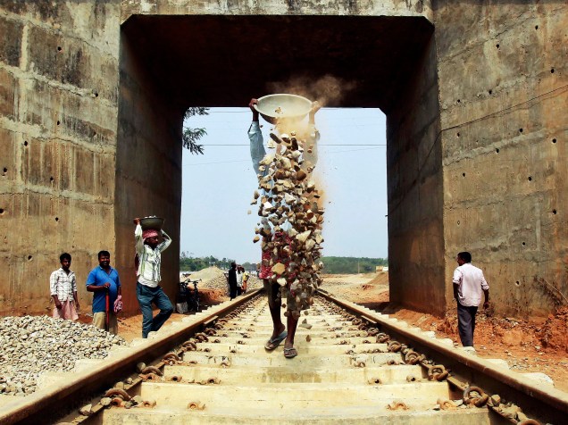 Operários trabalham no local de instalação de uma nova linha de trem nos arredores de Agartala, capital do estado de Tripura nordeste da Índia - 25/02/2015
