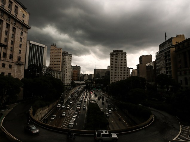 Movimentação de veículos na avenida 23 de Maio  durante forte chuva que atinge São Paulo na tarde desta quarta-feira (25)