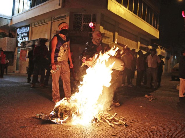 Manifestantes fazem fogueira durante protesto de professores e bloqueiam a avenida principal do aeroporto de Acapulco, no México - 25/02/2015