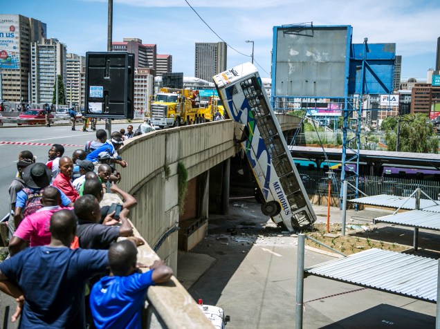 Em Joanesburgo, na África do Sul, um ônibus virou enquanto passava sobre uma ponte. Apenas o motorista sofreu ferimentos leves - 25/02/2015