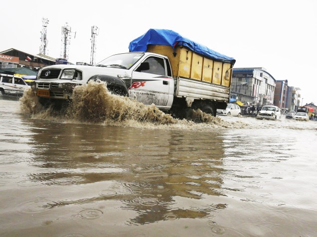 Inundações em uma estrada em Srinagar, dificulta o tráfego na capital da Caxemira Indiana - 25/02/2015