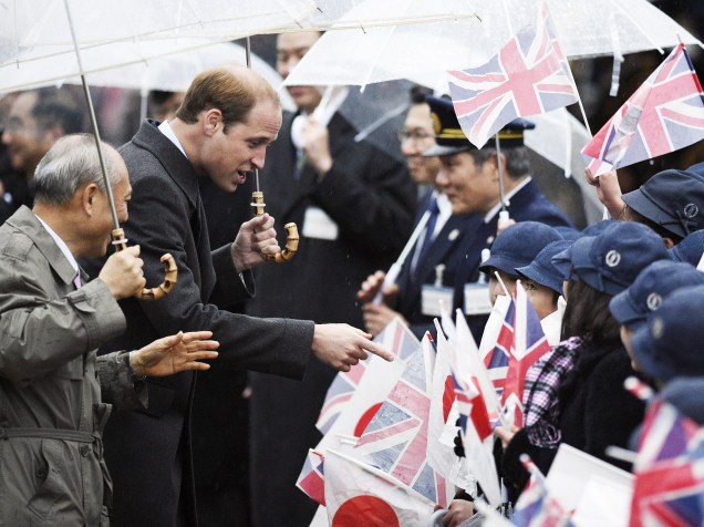 Príncipe William cumprimenta crianças ao chegar no jardins Hama Rikyu (Tóquio). Acompanhado pelo prefeito da cidade, Yoichi Masuzoe, o príncipe fará uma visita de quatro dias ao Japão - 26/02/2015