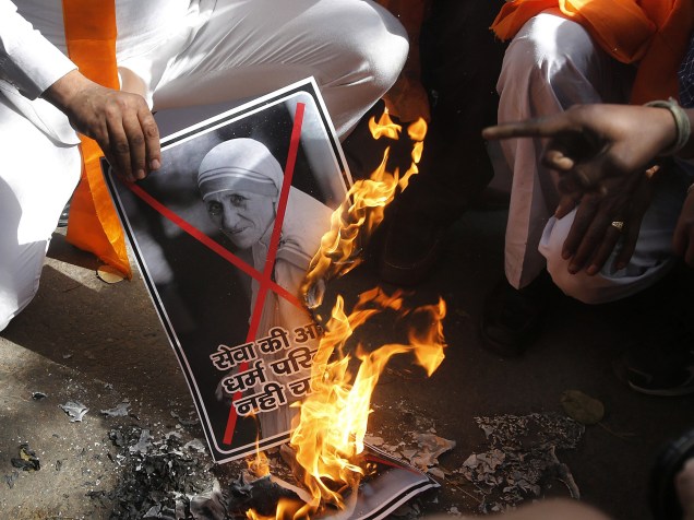 Na Índia, ativistas hindus queimam imagem de Madre Teresa durante um protesto exigindo a proibição de missionários cristãos em Nova Délhi- 26/02/2015