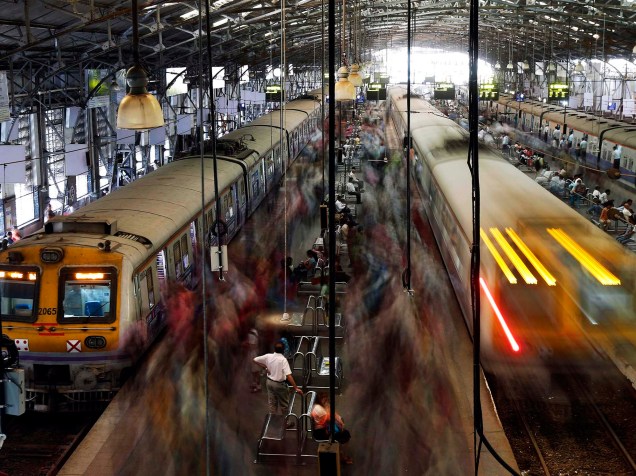 Passageiros embarcam nos trens de Mumbai durante a hora do rush da noite na estação Churchgate