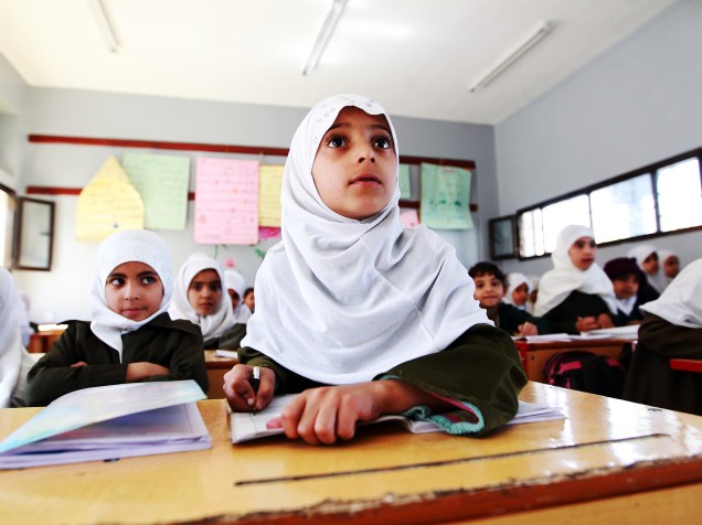 Garotas estudantes do Iémen durante aula na capital Saná - 27/02/2015