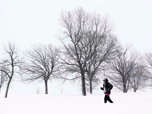 Mulher se exercita debaixo de neve que cai em Chicago, nos Estados Unidos