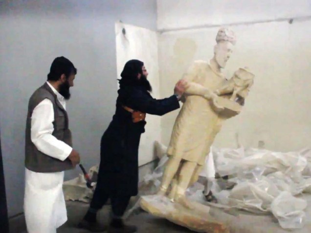 Frame de vídeo divulgado pelo Media Office do Grupo do Estado Islâmico mostra membros militantes quebrando estátuas de dentro do museu Mosul, ao norte do Iraque