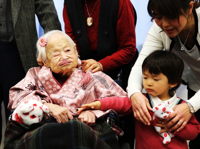 A japonesa Misao Okawa, a pessoa mais velha do mundo segundo o Guinness, posa para foto em sua festa de aniversário de 117 anos em Osaka, no Japão - 04/03/2015