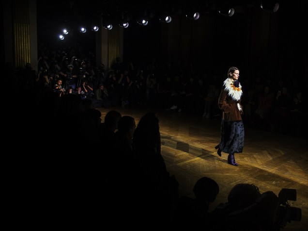 Modelo apresenta coleção prêt-à-porter do designer belga Dries Van Noten para a temporada outono-inverno 2015/16 durante a segunda jornada da Semana de Moda de Paris