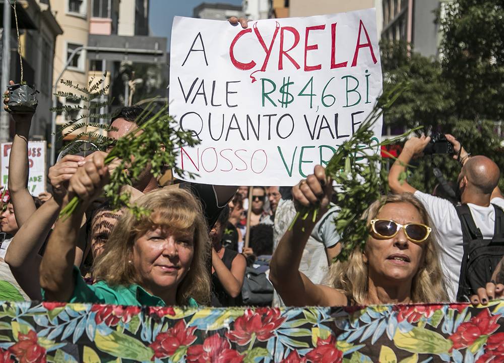 Manifestantes protestam na região central contra a reintegração de posse do Parque Augusta