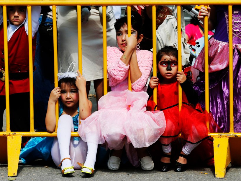 Crianças fantasiadas durante o feriado judaico do Purim, em Holon. A data marca a celebração da salvação dos judeus do genocídio na antiga Pérsia - 05/03/2015