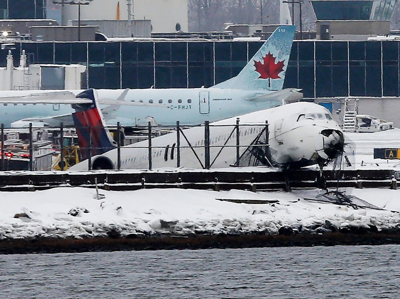 Avião da Delta derrapou na neve e bateu em cerca após pouso no aeroporto de LaGuardia, em Nova York - 05/03/2015