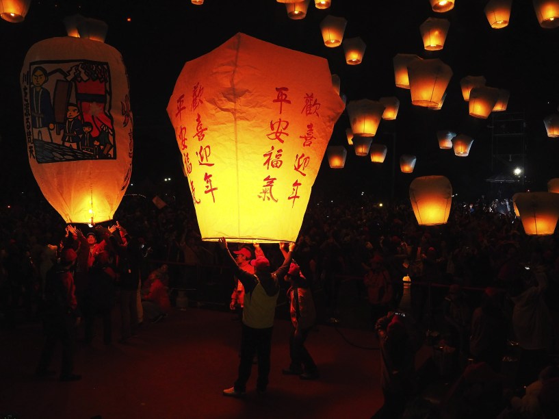 Dezenas de lanternas de papel foram soltas durante a celebração do Festival Pingxi Sky Lantern em Taipei, Taiwan - 05/03/2015