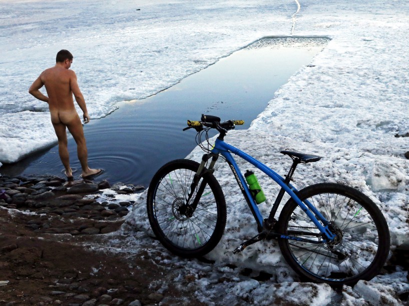 Homem nú se prepara para um banho de gelo no rio Neva, em São Petersburgo, na Rússia - 05/03/2015