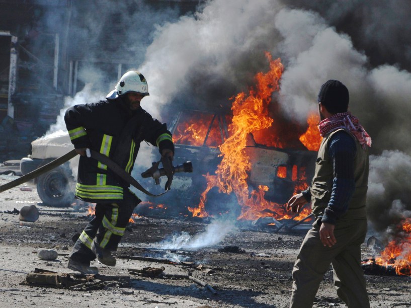 Em Aleppo, na Síria, bombeiro tenta apagar um incêndio em um veículo atingido por uma bomba lançada pelas forças leais ao presidente Bashar al-Assad - 05/03/2015