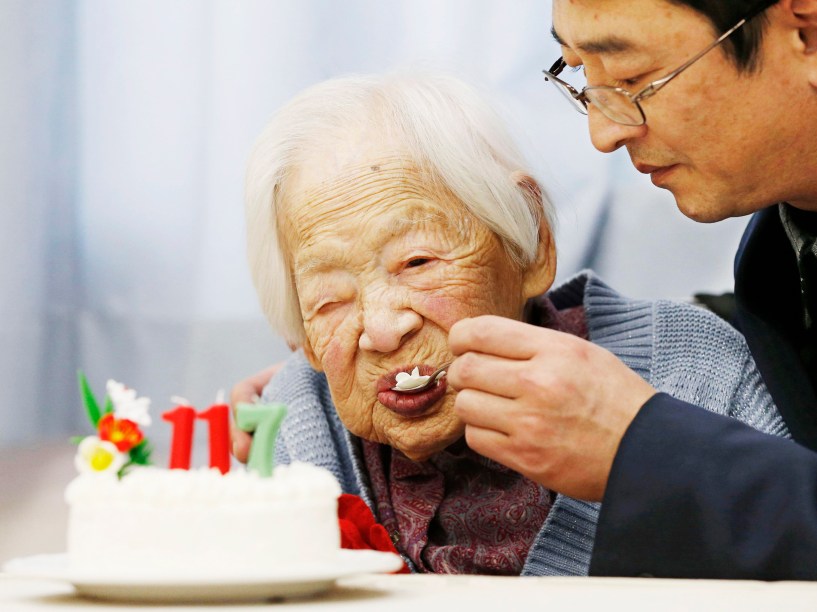 A japonesa Misao Okawa, reconhecida pelo Guinness Book (livro dos recordes) como a pessoa mais velha do mundo, come bolo durante comemoração de seu aniversário de 117 anos em Osaka, Japão -05/03/2015 <br><br>